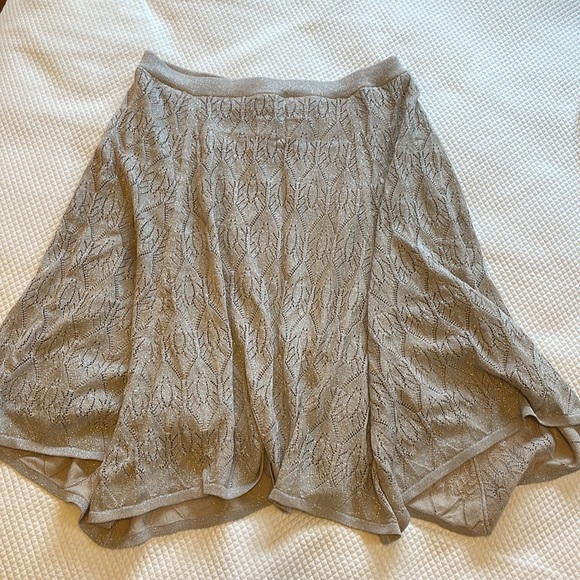 Adrienne Vittadini sparky silver sweater skirt with slight handkerchief hem. - Picture 4 of 9